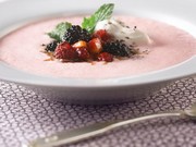 Soupe rafrachissante aux fraises avec petits fruits au porto