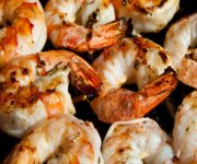 Crevettes et calmars grills sur BBQ