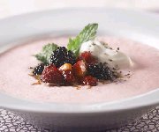 Soupe rafrachissante aux fraises avec petits fruits au porto