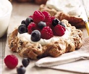 Tartelettes aux fruits sur mousse au yogourt et croûte de noisettes