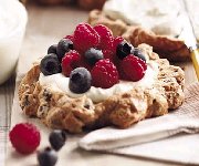 Tartelettes aux fruits sur mousse au yogourt et crote de noisettes